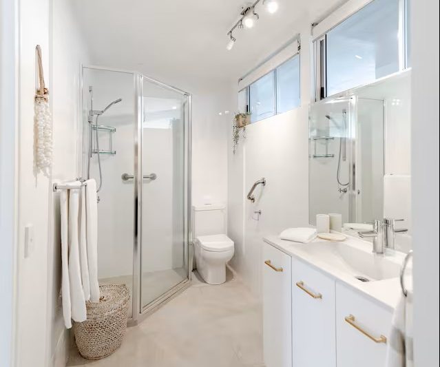 Rain shower ensuite Calm@Noosa apartment Noosa Heads